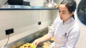 Ketika Aura Kasih Jadi Chef, Masak-masak Berjibaku di Dapur