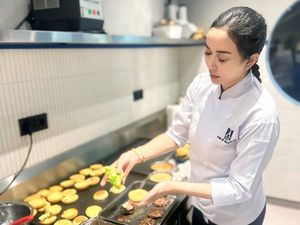 Ketika Aura Kasih Jadi Chef, Masak-masak Berjibaku di Dapur Ketika Aura Kasih Jadi Chef, Masak-masak Berjibaku di Dapur