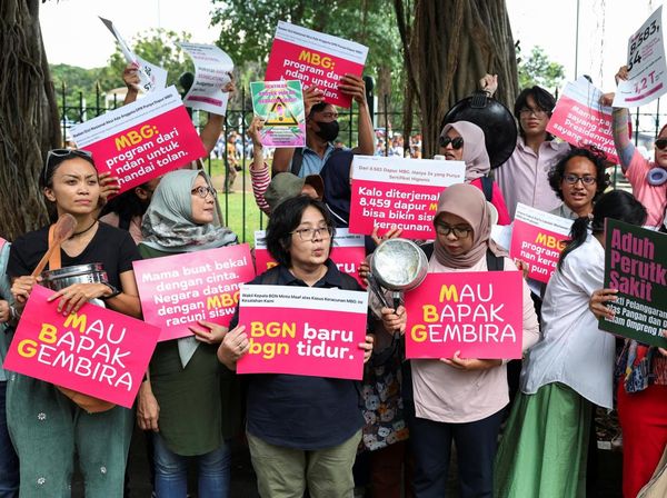 Bawa Centong-Panci, Emak-emak Gelar Aksi Protes MBG di Monas