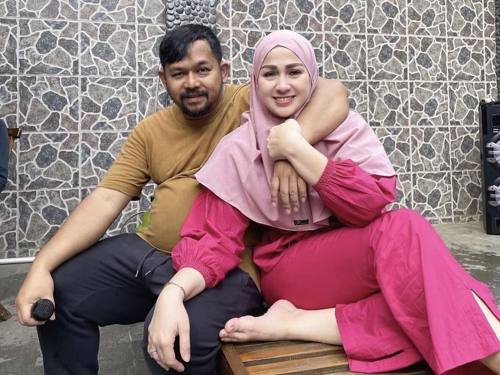 7 Foto Mesra Komedian Bedu & Istri, 15 Tahun Menikah Kini Gugat Cerai 7 Foto Mesra Komedian Bedu & Istri, 15 Tahun Menikah Kini Gugat Cerai