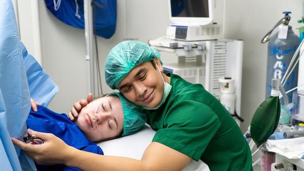 Potret Billy Syahputra Temani Vika Kolesnaya Melahirkan Anak Pertama