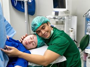 Potret Billy Syahputra Temani Vika Kolesnaya Melahirkan Anak Pertama Potret Billy Syahputra Temani Vika Kolesnaya Melahirkan Anak Pertama