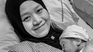 Selamat! Istri Bintang Emon Melahirkan Anak Pertama