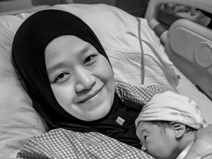 Selamat! Istri Bintang Emon Melahirkan Anak Pertama