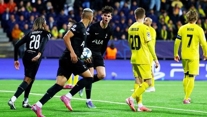 Soccer Football - UEFA Champions League - Bodo/Glimt v Tottenham Hotspur - Aspmyra Stadion, Bodo, Norway - September 30, 2025 Tottenham Hotspurs Richarlison celebrates scoring their second goal with Archie Gray Action Images via Reuters/Matthew Childs