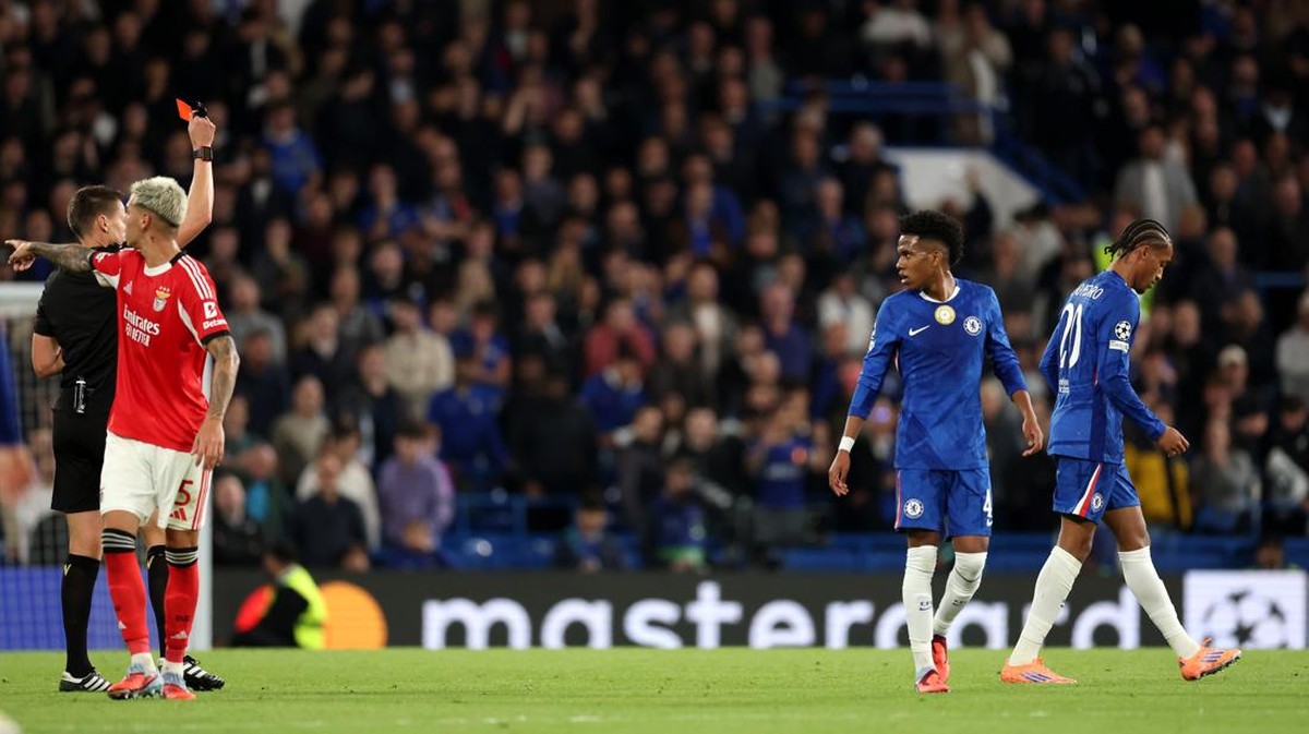 Momen Joao Pedro diusir wasit dalam laga Chelsea vs Benfica. (Foto: Julian Finney/Getty Images)