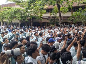 Video Saat Quartararo dan Alex Rins Blusukan ke SMAN 2 Mataram Video Saat Quartararo dan Alex Rins Blusukan ke SMAN 2 Mataram