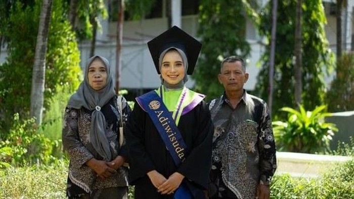 Dari Ladang Jombang ke Podium Unesa, Kisah Inspiratif Ela