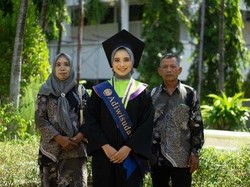 Kisah Ela, Anak Petani Jombang yang Jadi Wisudawan Terbaik Unesa Kisah Ela, Anak Petani Jombang yang Jadi Wisudawan Terbaik Unesa