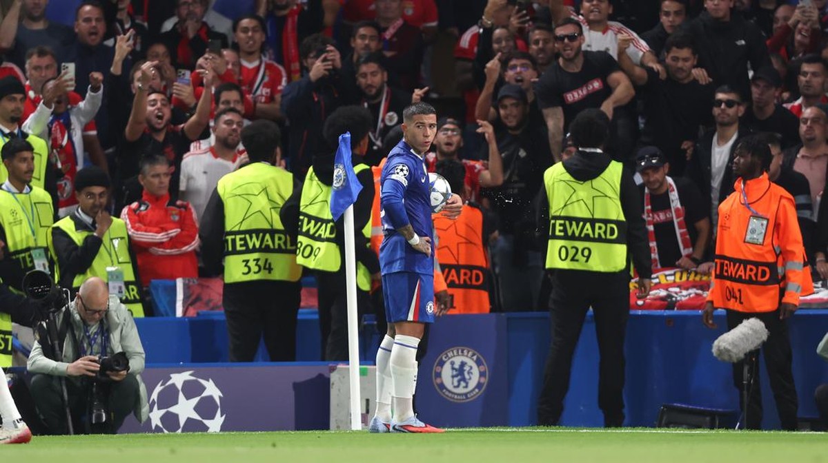 Gelandang Chelsea, Enzo Fernandez, saat dicemooh dan dilempari barang-barang oleh fans Benfica. (Foto: Rob Newell - CameraSport via Getty Images)