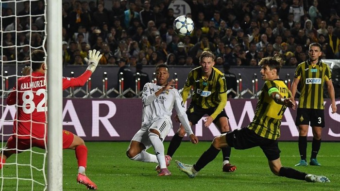 Real Madrids French forward #10 Kylian Mbappe (2nd L) and Kairat Almatys Belarusian defender #14 Aleksandr Martynovich (2nd R) fight for the ball in front of Kairat Almatys Kazakh goalkeeper #82 Sherhan Kalmurza (L) during the UEFA Champions League first round day 2 football match between Kairat Almaty and Real Madrid at the Almaty Ortalyk stadion in Almaty on September 30, 2025. (Photo by Vyacheslav OSELEDKO / AFP)