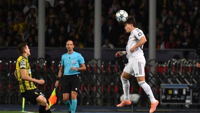 Real Madrids Spanish defender #20 Francisco Garcia (R) heads the ball in front of Kairat Almatys Kazakh defender #24 Alexandr Mrynskiy (L) during the UEFA Champions League first round day 2 football match between Real Madrid and Kairat Almaty at the Almaty Ortalyk stadion in Almaty on September 30, 2025. (Photo by Vyacheslav OSELEDKO / AFP)