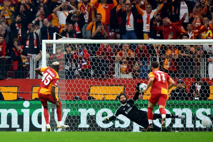 Soccer Football - UEFA Champions League - Galatasaray v Liverpool - Rams Park, Istanbul, Turkey - September 30, 2025 Galatasaray's Victor Osimhen scores their first goal from the penalty spot REUTERS/Murad Sezer
