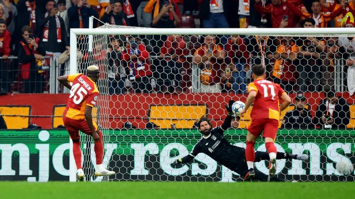Soccer Football - UEFA Champions League - Galatasaray v Liverpool - Rams Park, Istanbul, Turkey - September 30, 2025 Galatasarays Victor Osimhen scores their first goal from the penalty spot REUTERS/Murad Sezer