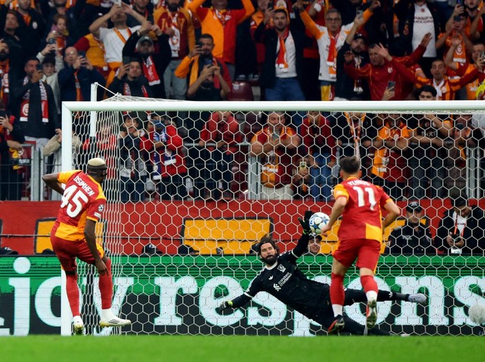Soccer Football - UEFA Champions League - Galatasaray v Liverpool - Rams Park, Istanbul, Turkey - September 30, 2025 Galatasaray's Victor Osimhen scores their first goal from the penalty spot REUTERS/Murad Sezer