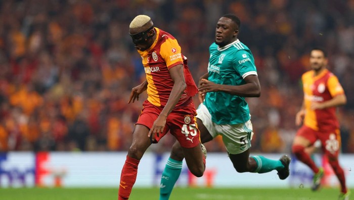 Soccer Football - UEFA Champions League - Galatasaray v Liverpool - Rams Park, Istanbul, Turkey - September 30, 2025 Galatasarays Victor Osimhen in action with Liverpools Ibrahima Konate REUTERS/Murad Sezer