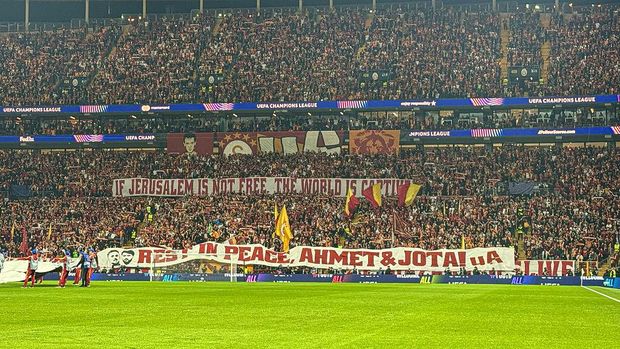 ISTANBUL, TURKIYE - SEPTEMBER 30: Galatasaray fans unveil banner reading 'If Jerusalem is not free, the world is captive' in support of Palestine during the UEFA Champions League week 2 match between Galatasaray and Liverpool at RAMS Park in Istanbul, Turkiye, on September 30, 2025. (Photo by Serhat Cagdas/Anadolu via Getty Images)
