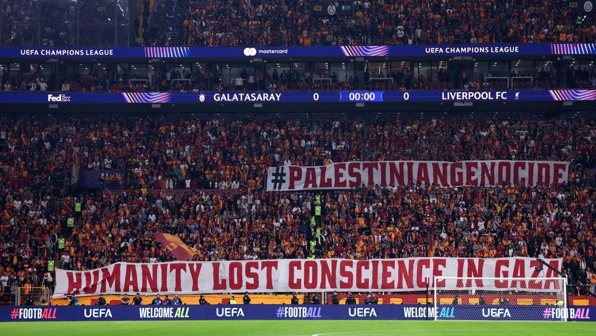 Fans Galatasaray membentangkan banner dukungan kepada Palestina. (Foto: Justin Setterfield/Getty Images)