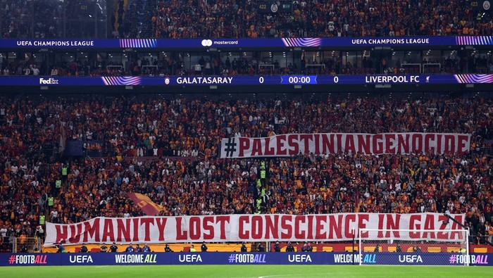 ISTANBUL, TURKEY - SEPTEMBER 30: Galatasaray A.S. fans hold a pro-Palestine banner prior to the UEFA Champions League 2025/26 League Phase MD2 match between Galatasaray A.S. and Liverpool FC at Ali Sami Yen Spor Kompleksi on September 30, 2025 in Istanbul, Turkey. (Photo by Justin Setterfield/Getty Images)