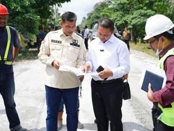 Jalan Rusak di Inhil Diperbaiki, Gubernur Abdul Wahid Target Desember Tuntas