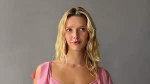 Putri Gwyneth Paltrow & Chris Martin Jadi Model Gap, Pesonanya Curi Perhatian