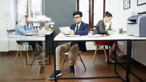 Duduk terlalu lama setiap hari meningkatkan risiko tekanan darah tinggi, penyakit arteri koroner, stroke, dan kematian kardiovaskular. Bahaya ini terjadi secara perlahan dan diam-diam selama bertahun-tahun.