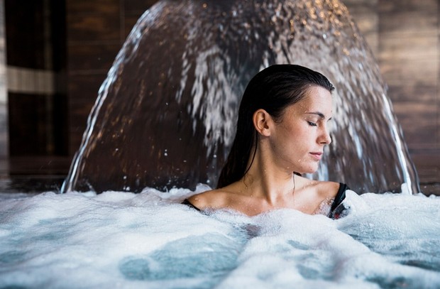 Ilustrasi Mandi dengan Air Mineral/Foto: Freepik.com/Freepik Ilustrasi Mandi dengan Air Mineral/Foto: Freepik.com/Freepik