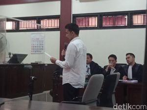 Jonathan Frizzy Menangis Bacakan Pledoi atas Kasus Vape Jonathan Frizzy Menangis Bacakan Pledoi atas Kasus Vape