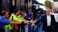 Manajer asal Portugal itu disambut hangat penggemar Chelsea. Mourinho memang pernah melatih The Blues dalam periode, dan mempersembahkan 7 gelar, di antaranya 3 trofi Premier League. (Foto: Andrew Couldridge/Action Images via Reuters)