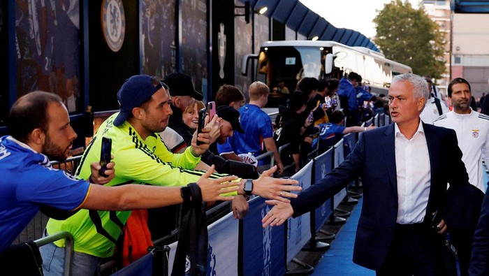 Soccer Football - UEFA Champions League - Chelsea v Benfica - Stamford Bridge, London, Britain - September 30, 2025 Benfica coach Jose Mourinho arrives before the match Action Images via Reuters/Andrew Couldridge TPX IMAGES OF THE DAY