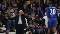 Ekspresi Mourinho saat Benfica melawan Chelsea. (Foto: Steve Bardens - AMA/Getty Images)