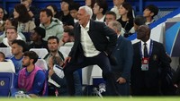 Masih seperti dulu, Mourinho tetap berapi-api di tepi lapangan memimpin Benfica. (Foto: Julian Finney/Getty Images)