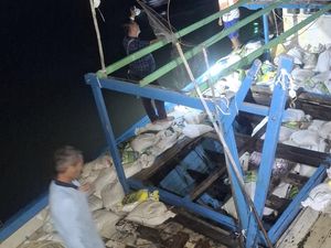 Polisi Tetapkan 15 Tersangka Kasus Penyelundupan Pasir Timah di Belitung Polisi Tetapkan 15 Tersangka Kasus Penyelundupan Pasir Timah di Belitung