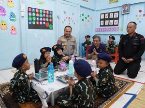 Rocky Gerung Puji Dapur SPPG Polda Riau: Patut Jadi Contoh Polda Lain Rocky Gerung Puji Dapur SPPG Polda Riau: Patut Jadi Contoh Polda Lain