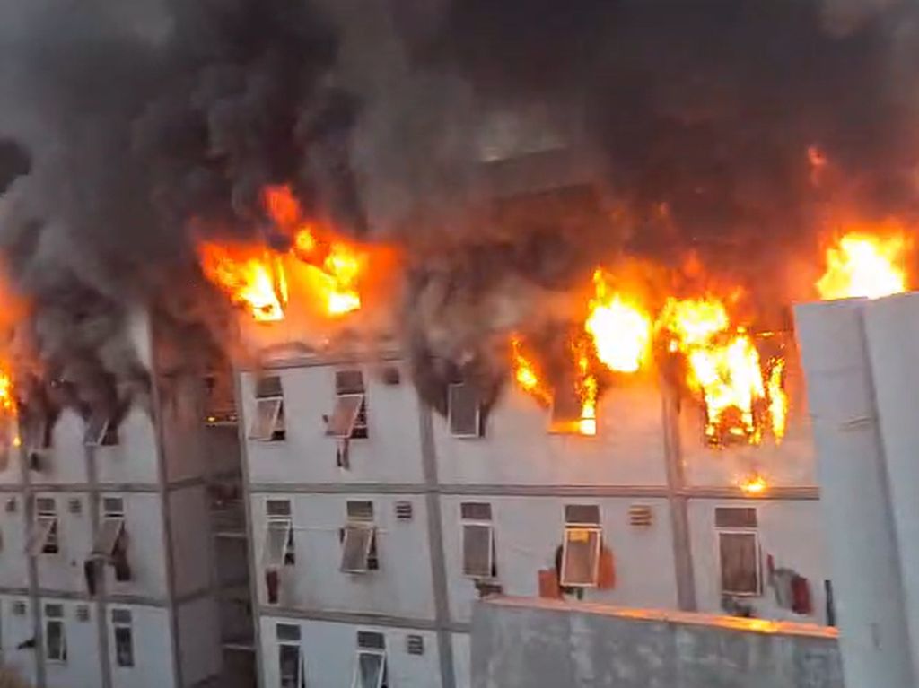 Kobaran Api dan Kepulan Asap Kebakaran Hunian Pekerja di IKN Kobaran Api dan Kepulan Asap Kebakaran Hunian Pekerja di IKN