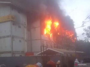 Hunian Pekerja IKN Terbakar Hebat, 700 Orang Dievakuasi Hunian Pekerja IKN Terbakar Hebat, 700 Orang Dievakuasi