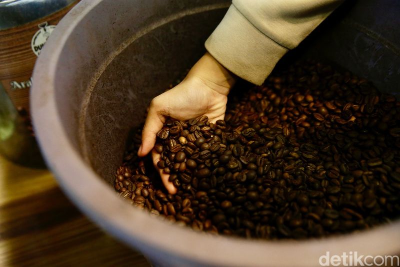 Kopi Lokal Jadi Sorotan di Hari Kopi Dunia Sejumlah pembeli terlihat memilih berbagai jenis biji kopi di Dunia Kopi Pasar Santa, Jakarta, Rabu (1/10/2025). Suasana gerai dipadati pencinta kopi yang merayakan Hari Kopi Dunia.