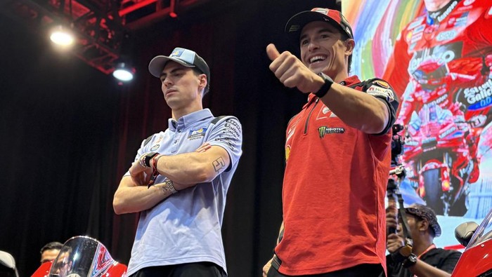 Marc Marquez (kanan) harus menunda liburannya di Lombok karena ditunggu jadwal padat di Eropa. (Resha Pratama/detikSport)