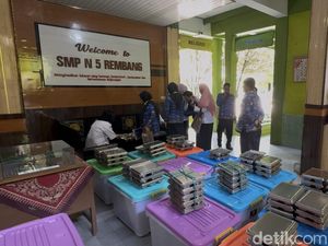 Ratusan Porsi MBG Berlendir Ditumpuk di Lobi SMPN 5 Rembang Ratusan Porsi MBG Berlendir Ditumpuk di Lobi SMPN 5 Rembang