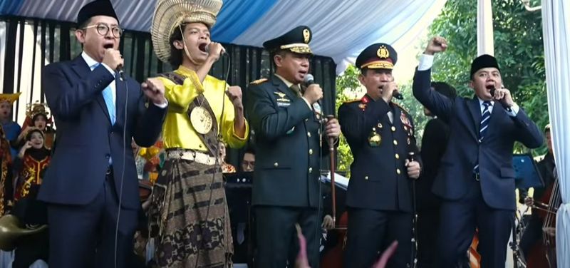 Menbud, Panglima TNI, Kapolri dan Seskab nyanyi bareng paduan suara (dok. YouTube Setpres)