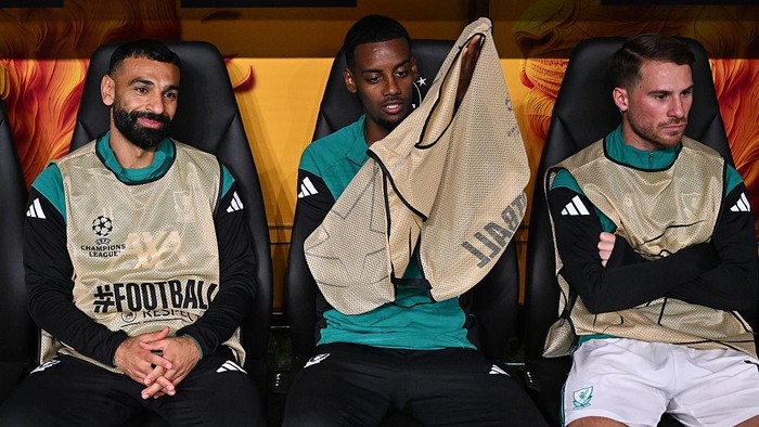 ISTANBUL, TURKEY - SEPTEMBER 30: (THE SUN OUT. THE SUN ON SUNDAY OUT) Mohamed Salah, Alexander Isak and Alexis Mac Allister of Liverpool look on from the dugout prior to the UEFA Champions League 2025/26 League Phase MD2 match between Galatasaray A.S. and Liverpool FC at Ali Sami Yen Spor Kompleksi on September 30, 2025 in Istanbul, Turkey. (Photo by Liverpool FC/Liverpool FC via Getty Images)