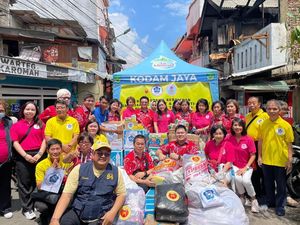 Persaudaraan Wanita Tionghoa Bantu Warga Korban Kebakaran di Jakarta Barat