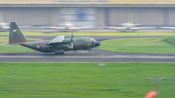 Pesawat Hercules TNI AU Latihan di Bandung Jelang HUT ke-80 TNI