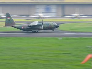 Pesawat Hercules TNI AU Latihan di Bandung Jelang HUT ke-80 TNI Pesawat Hercules TNI AU Latihan di Bandung Jelang HUT ke-80 TNI