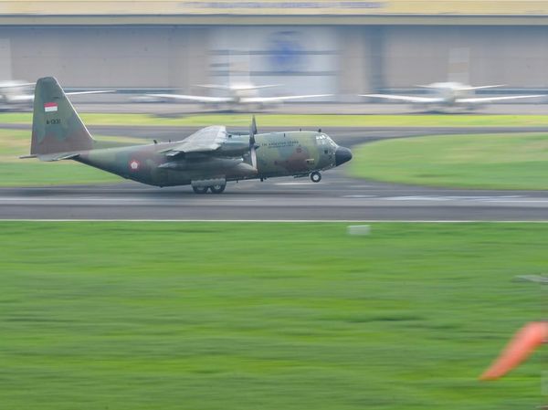 Pesawat Hercules TNI AU Latihan di Bandung Jelang HUT ke-80 TNI