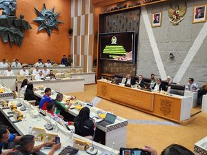 Dipimpin Dasco, DPR Rapat Bareng Menhub-Asosiasi Pengemudi Bahas ODOL Dipimpin Dasco, DPR Rapat Bareng Menhub-Asosiasi Pengemudi Bahas ODOL
