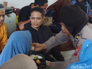 Polwan Beri Trauma Healing Keluarga Korban Ponpes Ambruk di Sidoarjo