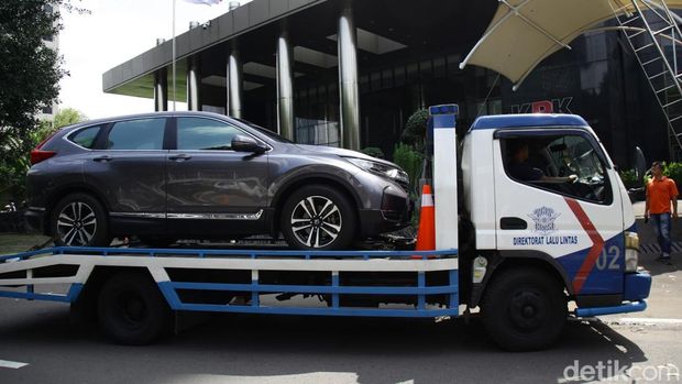 Petugas membawa kendaraan roda dua dan roda empat ke atas mobil towing di halaman Gedung KPK, Jakarta, Rabu (1/10/2025).  Sebanyak  25 mobil dan 7 motor dipindahkan dari gedung KPK ke Rumah Penyimpanan Benda Sitaan Negara (Rupbasan) KPK di Cawang.  Barang sitaan terkait kasus pemerasan K3 di Kementerian Ketenagakerjaan (Kemnaker) dengan salah satu tersangka yakni mantan Wakil Menteri  Immanuel Ebenezer (Noel).