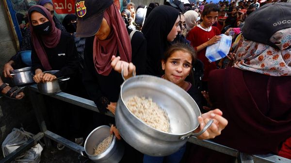 Potret Warga Palestina Padati Dapur Umum untuk Bertahan Hidup