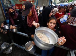 Potret Warga Palestina Padati Dapur Umum untuk Bertahan Hidup Potret Warga Palestina Padati Dapur Umum untuk Bertahan Hidup